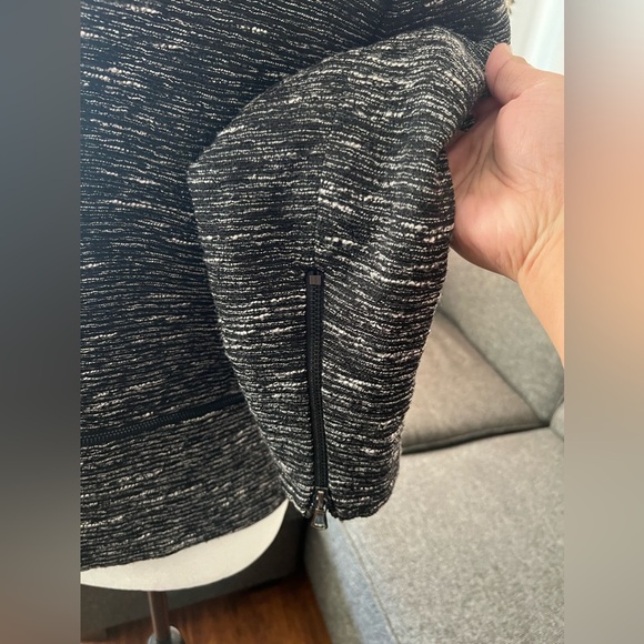 Le Chateau Cropped Blazer - Picture 6 of 6